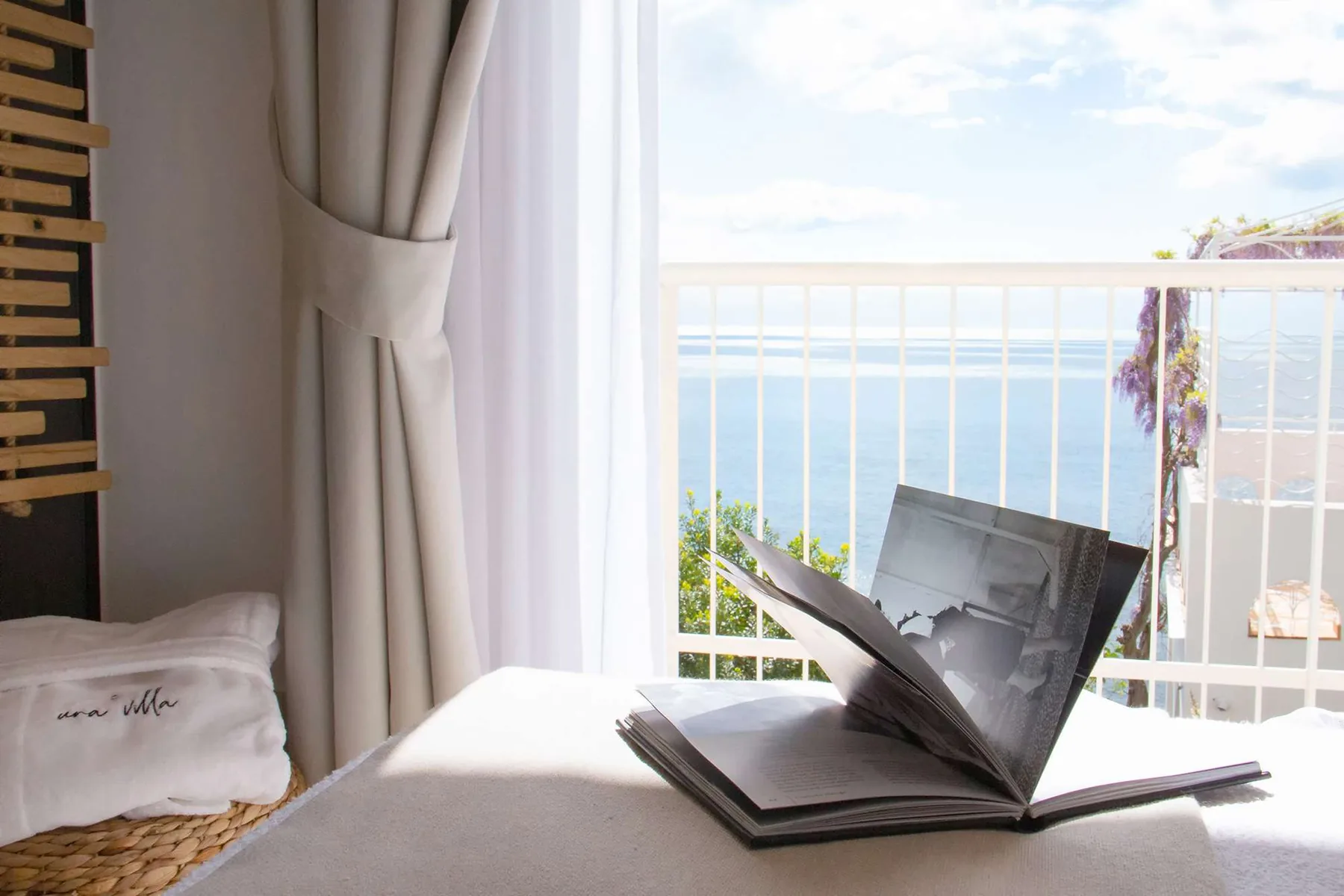 Una Villa Amalfi Horizon vista mare dal letto con balcone privato