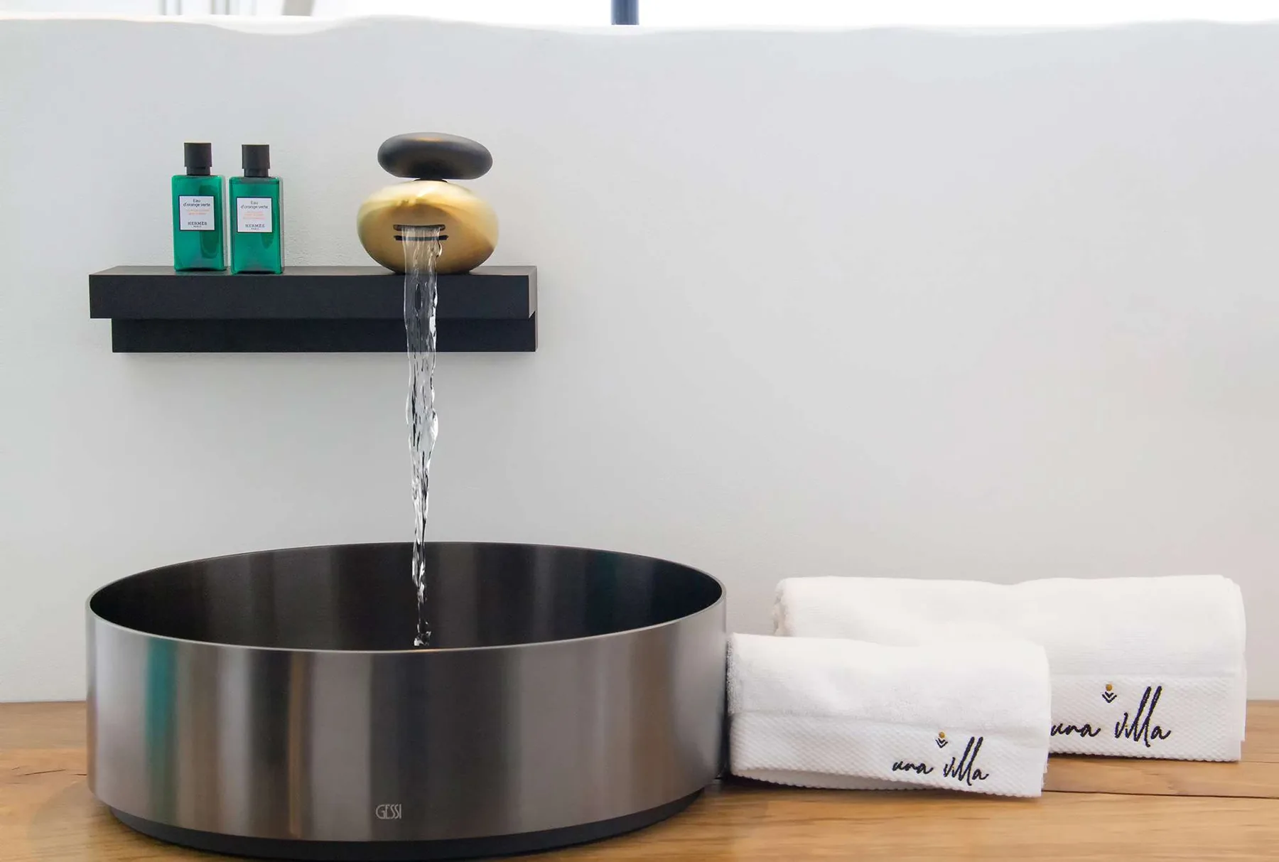 Una Villa Amalfi Panoramic bagno con lavandini gessi design