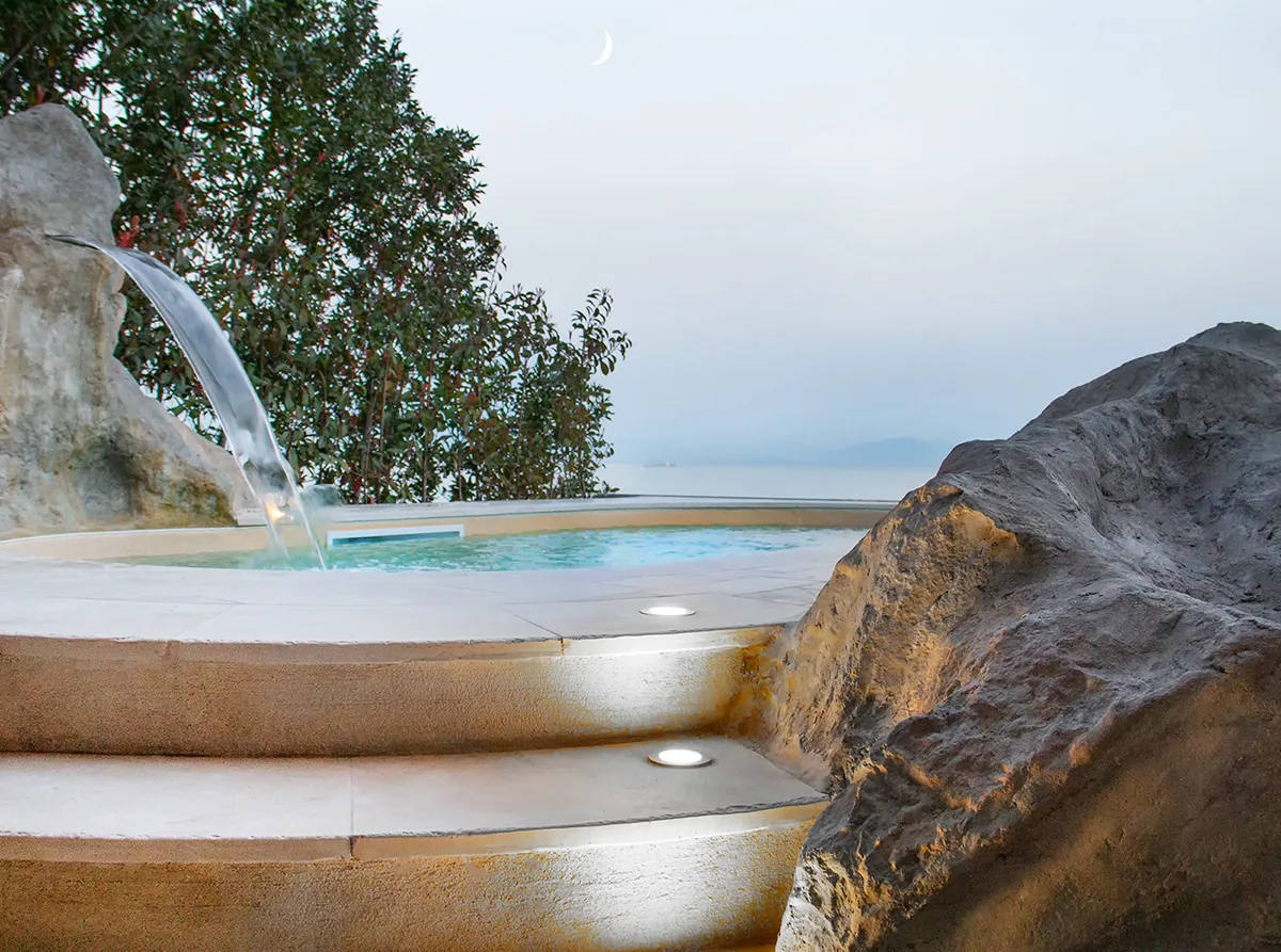 Piccola piscina relax con idromassaggio e cascata in Solarium Area