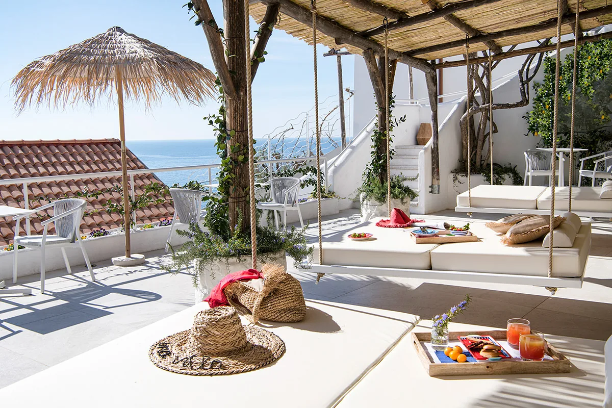 Area relax con solarium vista mare con piscina