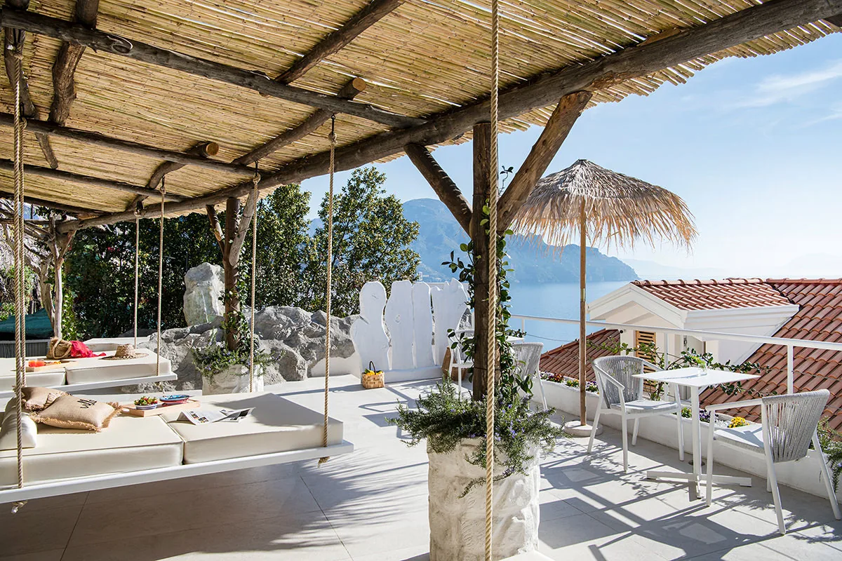 Area relax con solarium vista mare con piscina